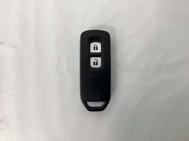 スマートキーを装備しています。鍵を差し込むことなくドアロックの開け閉めと、スタートボタン操作でのエンジンスタートができます。