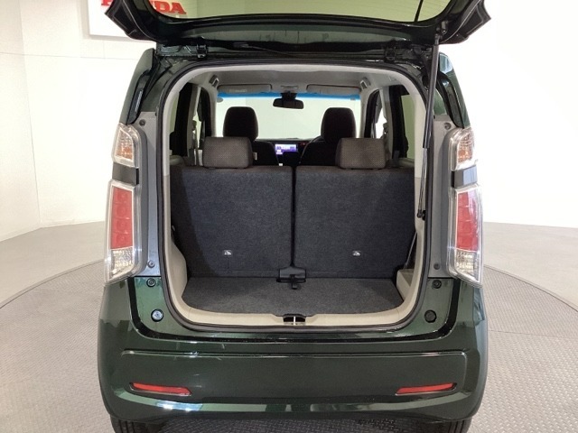 開口部も広く荷物の積み下ろしもしやすいお車となっております。シートを前方にスライドさせれば、さらに荷室を広げられます。また、床下にも収納スペースがあります。