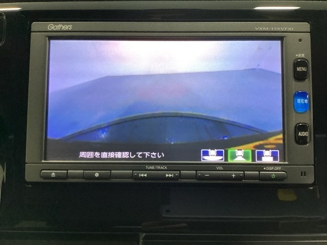 ギヤをR（バック）に入れるとナビの画面に後ろの映像が映るリアカメラ付です。後退時、コンディションが悪い視界でもカラーバックモニターがドライバーをサポートします。