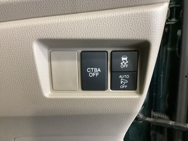 ハンドルの右側には安全装備の、CTBA（シティブレーキアシストシステム）とVSA（ABS＋TCS＋横滑り抑制）の解除スイッチがついています。