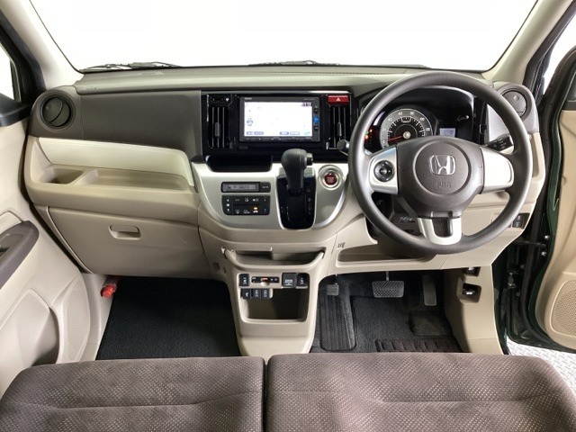 車内は光触媒抗菌消臭施工済です。スタイリッシュなデザインで暖かみのあるインパネ周りを演出します。グローブボックスやカップホルダーのほかにトレーなどたくさんの収納スペースが装備されています。