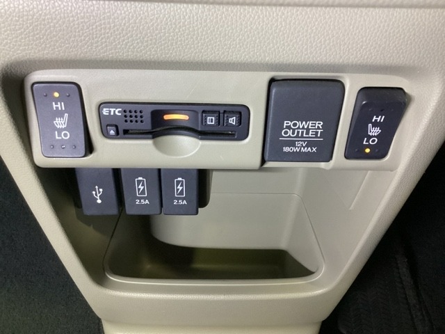 前席の左右別々のシートヒータースイッチが付いており、2段階で温度設定ができます。その間にETCやアクセサリーソケット、下には充電可能なUSB端子が2個と外部入力用のUSB端子が1個ついています。