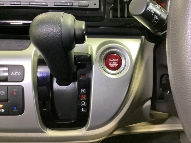 CVT車のセレクトレバーです。低速から高速まで、変速ショックのないスムーズな走りを実現するとともに、エンジン効率のよい領域を維持することで燃費にも貢献します。