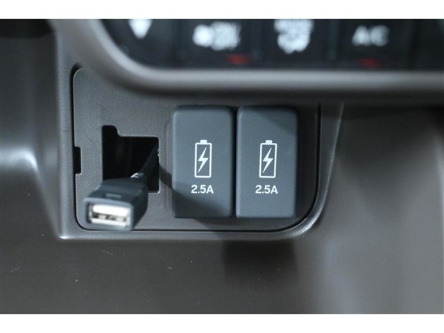 携帯の充電などに便利なUSBポートを装備！車内にあると便利なアイテムのひとつですね