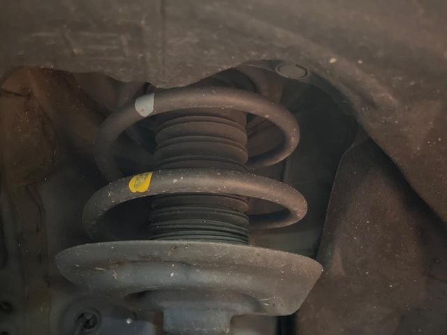 お車を安心してお乗りいただく為には、足回りの定期点検が欠かせません。サービスサポート（有償保証）では無料点検もご提供しており、安心のカーライフをお過ごしいただけるサポート体制が整っています。