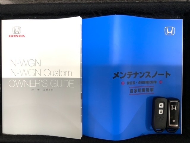 スマートキーは鍵をバッグに入れたままでもドアロックの開閉やエンジンのON・OFFができます。夜間や雨の日も鍵を探さなくて良いので便利です。