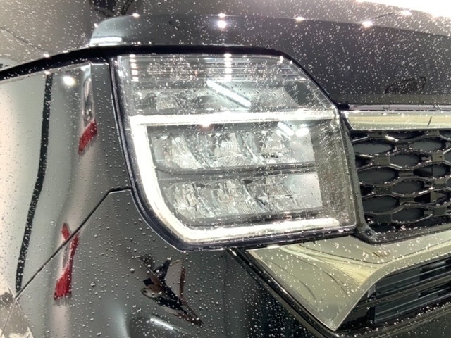 LEDヘッドライトは、点灯の瞬間から最大光量を発揮し、突然暗くなるトンネルなどでの安定感を高めます。
