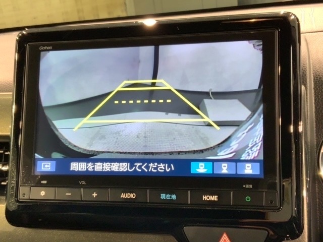 リバースギアに入れるだけで後方の表示へ切り替わります。夜間や雨の日の駐車も楽になりますよ。