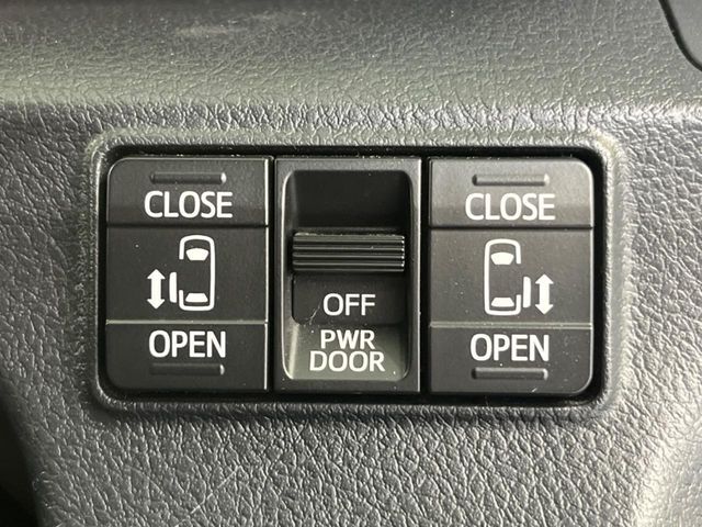 【両側パワースライドドア】スマートキーや運転席のスイッチで後席両側スライドドアの開閉が可能♪電動だから力を入れてドアを開ける必要が無く、小さなお子様でも簡単に開け閉めでき快適です♪