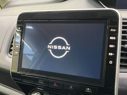 【純正10型ナビ】ナビゲーション機能はもちろん、多彩なメディアを大画面でお楽しみいただけます。フルセグTV、ミュージックサーバー、Bluetooth接続、ブルーレイ再生も可能！