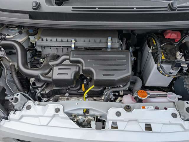 当店のお車は、納車前に国家資格整備士による整備を行います。エンジンオイル、バッテリー、スパークプラグ、ワイパーゴム等の消耗部品をしっかりチェックし劣化している部品は交換の上、納車いたします。