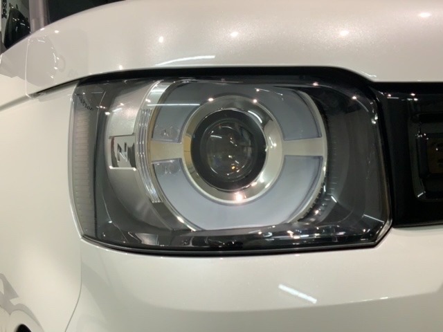 LEDヘッドライトは、点灯の瞬間から最大光量を発揮し、突然暗くなるトンネルなどでの安定感を高めます。