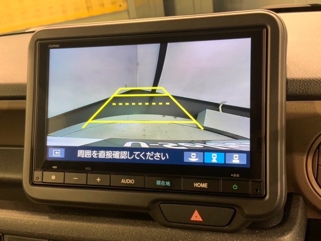 リバースギアに入れるだけで後方の表示へ切り替わります。夜間や雨の日の駐車も楽になりますよ。
