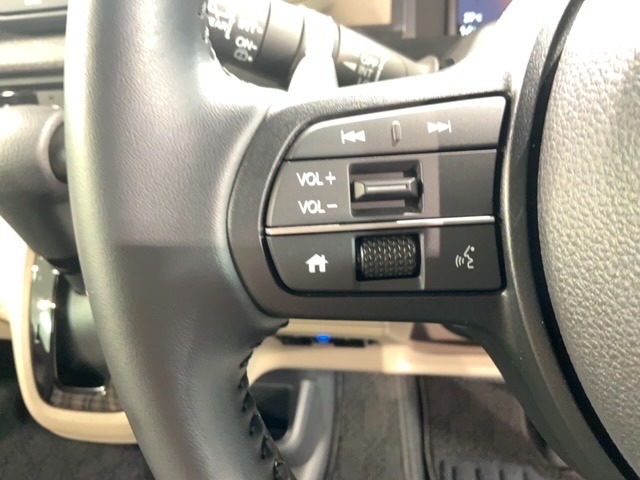 ステアリングにオーディオ操作スイッチが付いています。オーディオ画面に直接タッチしなくても操作が出来ますので、運転に集中できます。