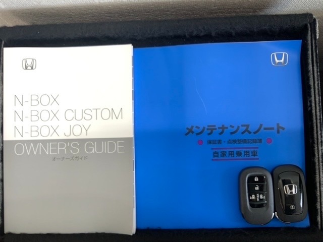 スマートキーは鍵をバッグに入れたままでもドアロックの開閉やエンジンのON・OFFができます。夜間や雨の日も鍵を探さなくて良いので便利です。