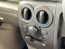 寒い冬も暑い夏も全席に快適な空調を届けてくれる、ダイヤル式エアコンを装備♪