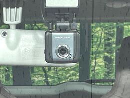 【ドライブレコーダー】安心・安全なカーライフに必須のドライブレコーダーを装備！走行中はもちろん、あおり運転や事故に遭遇した際の状況も映像で記録し、万一のリスクに備えます。