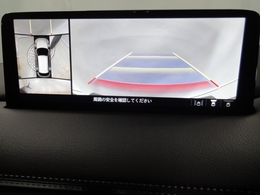 狭い場所での駐車やすれ違いなどでより的確な運転操作に役立つ360°ビューモニターが装備されています。