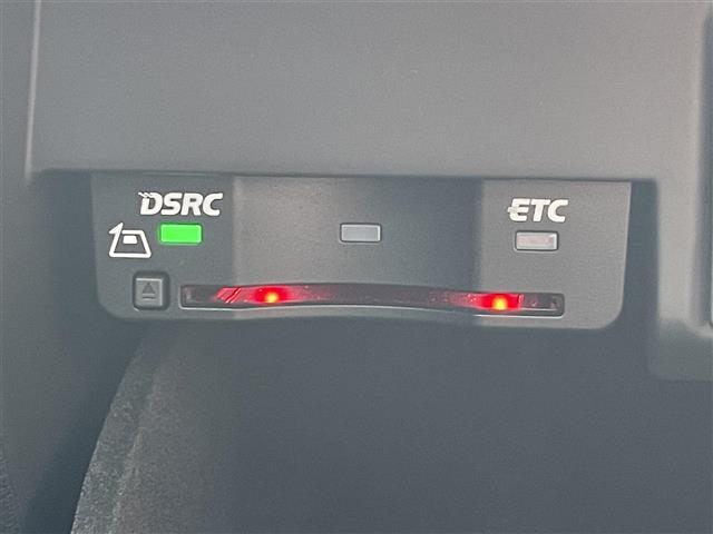 【ETC】有料道路を利用する際に料金所で停止することなく通過できる、ETC車載器（ノンストップ自動料金収受システム機器）が装備されています。セットアップを行うことで利用可能になります。