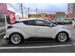 外装も内装も十分キレイです！カッコイイ！アーム改！ハの字！エアフォースエアサス！お金をかけて改造しています！車検も残令和7・12月！たっぷり！試乗可能です！アクセス多数！人気モデル！1台限定です！