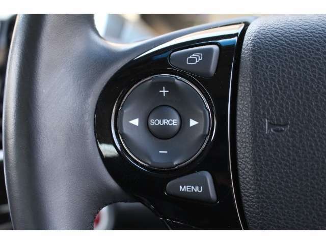 ハンドル左部分でオーディオ操作が可能。そのため、運転中でも目線をずらさずに安全運転♪スマートフォンを接続してハンズフリー通話も可能です。