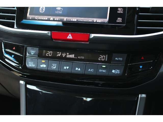フルオートエアコンを装備。車内の温度設定だけでなくPM2.5にも対応した高性能集塵フィルターも装備しており車内はいつも快適空間♪