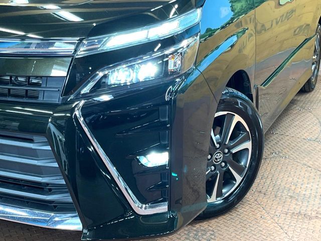【LEDヘッドライト】悪天候や夜間走行時も良好な視界を確保し安心して運転できる高輝度LEDヘッドライトを装備！点灯速度が早く、消費電力も抑えられています。