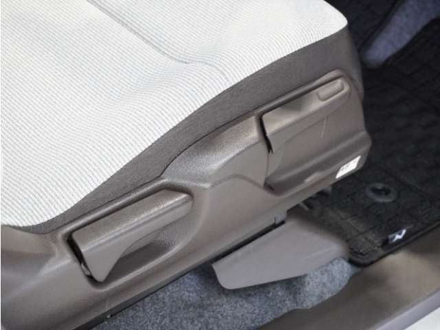 【ハイトアジャスター】レバーの上下操作だけで、座面を運転しやすい高さへ簡単に調節できます。