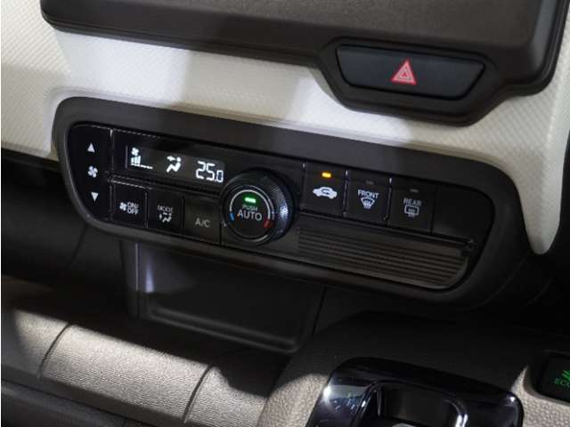 【オートエアコン】温度を設定すれば自動で快適な車内温度を保ちます。エアコン内部の高性能脱臭フィルターで車内のアレルゲンや花粉を除去。