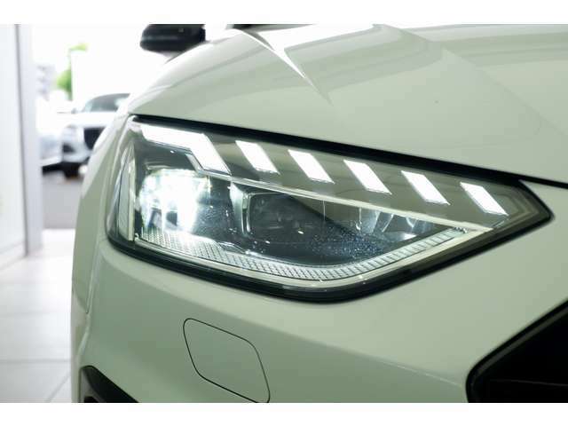 マトリクスLEDヘッドライトは車両に搭載されたカメラとソフトウェアによって感知・解析し、周囲の状況、対向車や先行車両の位置に合わせてヘッドライトの照射を自動調整します。