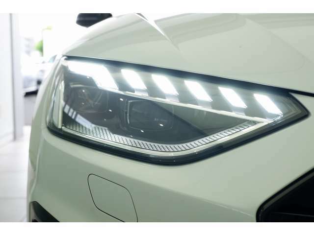オプション装備にてカメラで前走車や対向車を検知し、刻々と変わる道路状況に合わせて配光を変えるマトリクスLEDヘッドライトを装備しています。Audiの先進性を象徴する技術です。