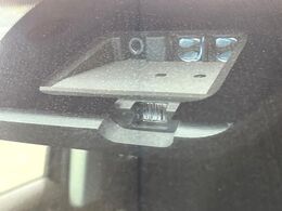 【三菱e-Assist】走行中に前方の車両等を認識し、衝突しそうな時は警報とブレーキで衝突回避と被害軽減をアシスト。より安全にドライブをお楽しみいただけます。