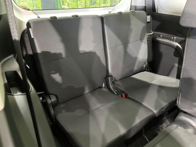 床下収納式のサードシートです。座席部分をコンパクトに収納でき、広大な荷室スペースとしてお使いいただけます！乗車人数や荷物の量など利用シーンに合わせて3列目を有効活用でき、とっても便利♪