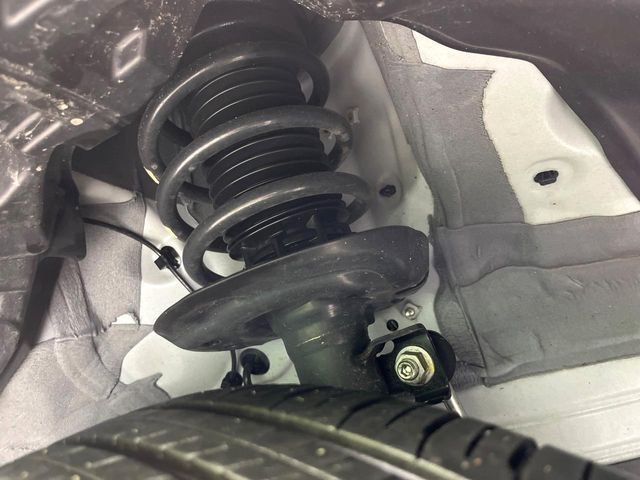 お車を安心してお乗りいただく為には、足回りの定期点検が欠かせません。サービスサポート（有償保証）では無料点検もご提供しており、安心のカーライフをお過ごしいただけるサポート体制が整っています。