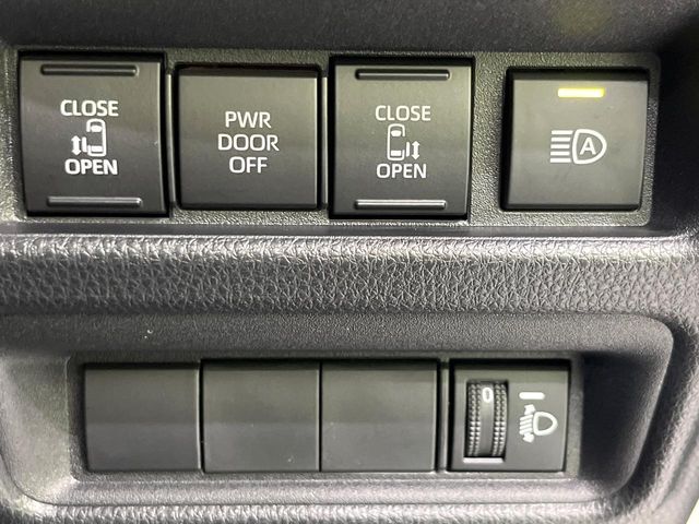 【両側パワースライドドア】スマートキーや運転席のスイッチで後席両側スライドドアの開閉が可能♪電動だから力を入れてドアを開ける必要が無く、小さなお子様でも簡単に開け閉めでき快適です♪