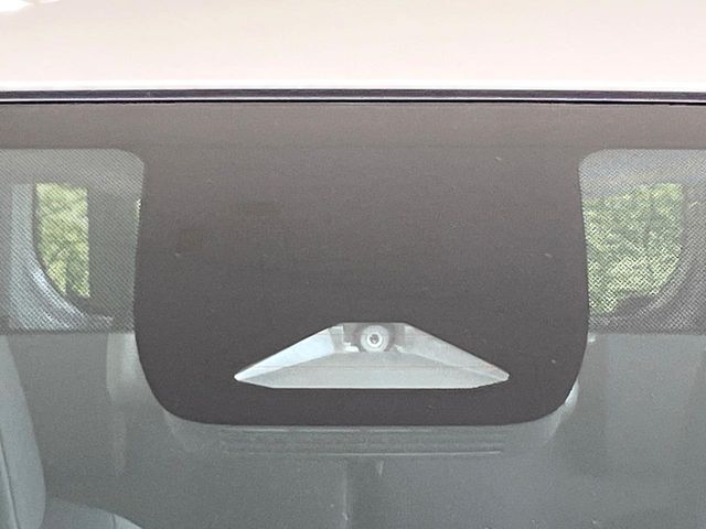 【トヨタセーフティセンス】走行中に前方の車両等を認識し、衝突しそうな時は警報とブレーキで衝突回避と被害軽減をアシスト。より安全にドライブをお楽しみいただけます。