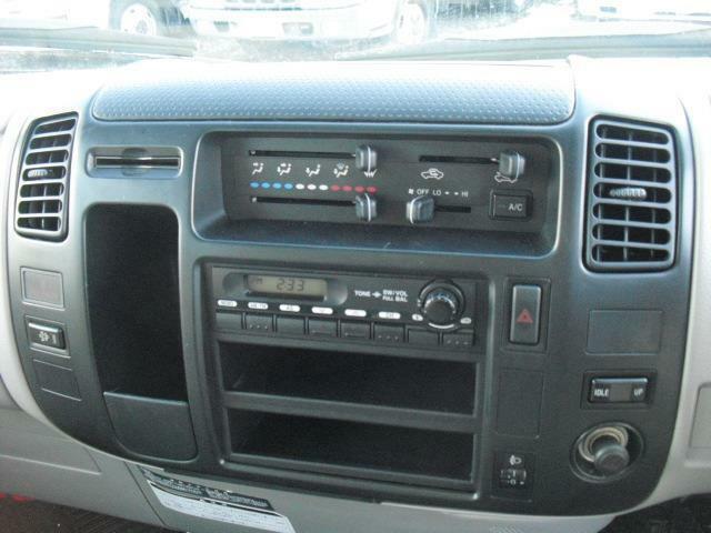 多数のポケットとカードフォルダーを備えたセンター部は空調、ラジオ共にコンパクトにセットされております
