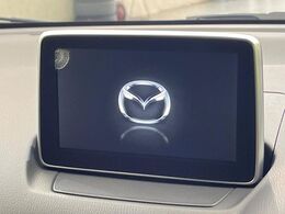 【マツダコネクトナビ】車内の雰囲気にマッチした一体型タイプのナビ。各種車輌設定やBluetooth再生等、様々な機能が楽しめます。直感的なダイヤル操作が可能で、使い勝手も良好です。