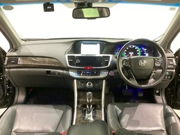 車内は光触媒抗菌消臭施工済です。インパネ周りはスタイリッシュなデザインで機能や装備も充実しています。グローブボックスやカップホルダーのほかにトレーなどたくさんの収納スペースが付いています。