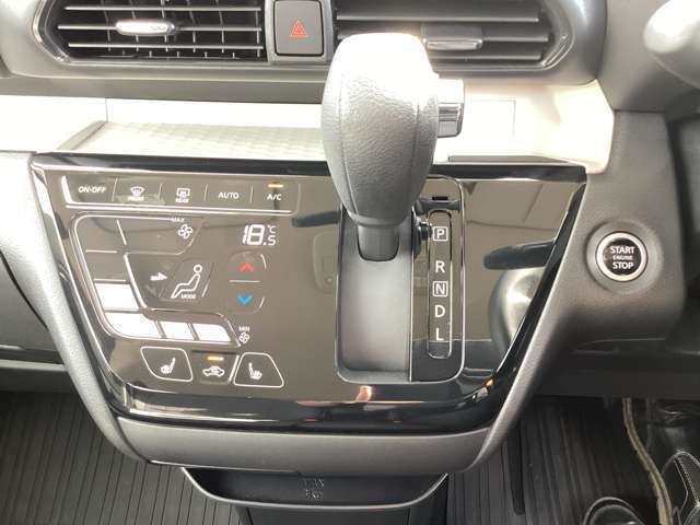 コンパクトに配置されたパネルシフトとエアコンスイッチ☆操作カンタンで運転ラクラク♪パネルシフトのおかげで足元もヒロビロの快適空間！