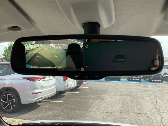 リヤビューモニター付ルームミラー装備！シフトを「R（後退）」に入れると、車両後方の映像をルームミラーに表示。後退時のステアリング操作の目安となるラインも表示し車庫入れをサポートします。