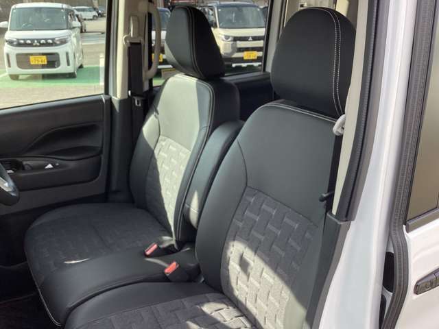 大きなベンチシートで足元もヒロビロ■大型シートで座り心地は快適♪中央にはアームレストが付いてゆったりドライブ♪　シートヒーター（運転席＆助手席）装備(*^-^*)