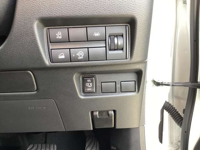 助手席側ハンズフリーオートスライドドア(^^♪荷物などで両手がふさがっていても、スマートキーを携帯している状態で、助手席側スライドドアの下に足先をスッと入れてサッと引くだけで、ドアが自動で開閉します。