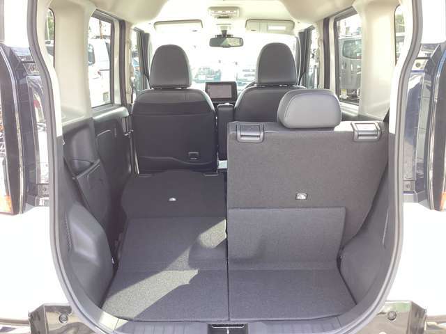 リヤシートを分割して倒せますので、工夫次第で色々な荷物が積めます。