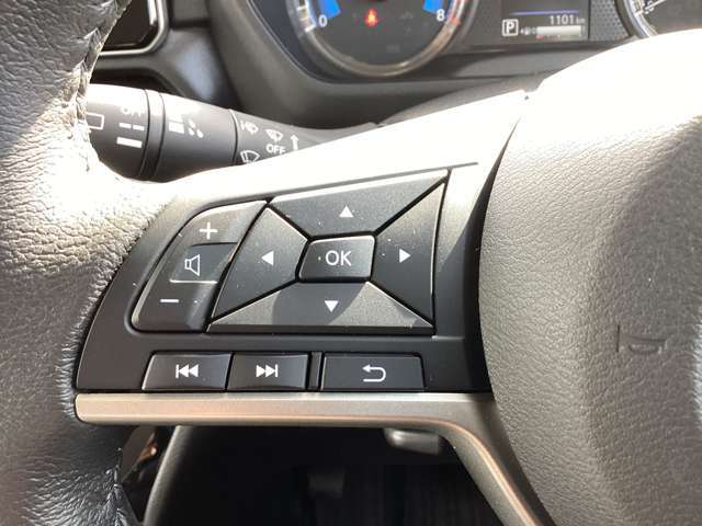 左側のステアリングリモコンはオーディオ操作はもちろん液晶メーターディスプレイを操作できます。