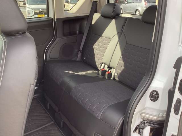 左右分割でのスライド＆リクライニングができるリヤシート♪足を組んでもラクラク座れます！