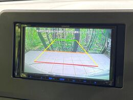 【バックカメラ】駐車時に後方がリアルタイム映像で確認できます。大型商業施設や立体駐車場での駐車時や、夜間のバック時に大活躍！運転スキルに関わらず、今や必須となった装備のひとつです！