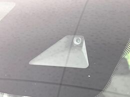 【エマージェンシーブレーキ】走行中に前方の車両等を認識し、衝突しそうな時は警報とブレーキで衝突回避と被害軽減をアシスト。より安全にドライブをお楽しみいただけます。