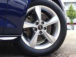 ●オシャレは足元から。サスペンションは硬すぎずしなやかな乗り心地に貢献しています。さらにローアンドワイドの佇まいがスポーティ！