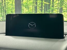 【10.25インチマツダコネクト】車内の雰囲気にマッチした大型ディスプレイ。スマホ接続でのナビ使用やBluetooth再生等、様々な機能が楽しめます。直感的なダイヤル操作が可能で、使い勝手も良好です。